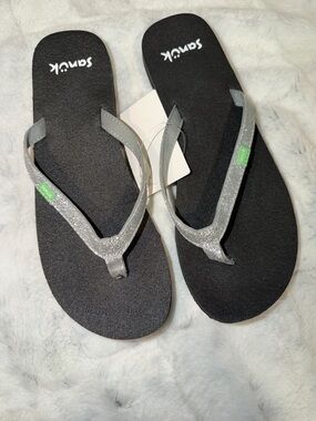 Sanuk Women's Silver Glitter Strap Sandals - Black Footbed size 7